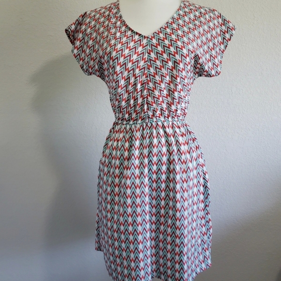 Short-sleeve Zig Zag Pattern Dress - Picture 2 of 6